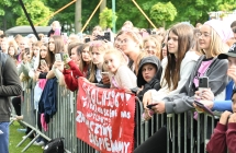 Fani koncertującego Skolima. Jedna z fanek trzyma baner z jego pseudonimem artystycznym 