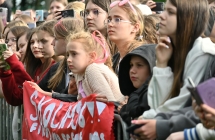 Kilkaset osób pod sceną. Jedna dziewczynka trzyma transparent z napisem - SKOLIM 