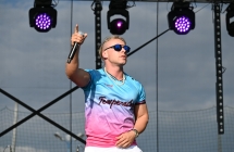 Mężczyzna trzymający mikrofon podniesiony w górze 