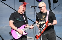 Dwoje mężczyzn - instrumentalistów. Jeden gra na gitarze elektrycznej, drugi na keyboardzie 