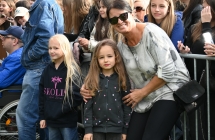 Kobieta pozująca wraz z dziewczynką 