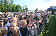 Kilkutysięczny tłum ludzi pod sceną 