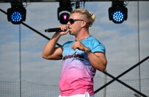 Mężczyzna śpiewający do mikrofonu 