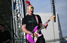 Gitarzysta w charakterystycznej fryzurze na scenie 