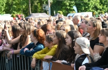 Tłum kilkuset osób stojących pod sceną 