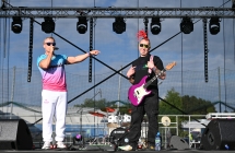 Dwoje mężczyzn na scenie. Jeden śpiewa, drugi gra na gitarze 