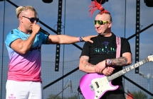 Dwoje muzyków na scenie 