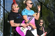 Troje muzyków na scenie 