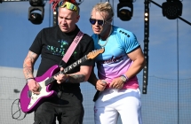 Dwoje muzyków na scenie 