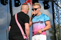 Wokalista i gitarzysta na scenie 