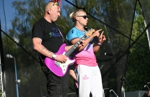 Dwoje muzyków na scenie 