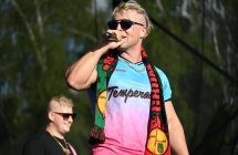 Wokalista śpiewający do mikrofonu 