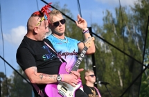 Troje muzyków na scenie 