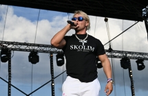 Wokalista śpiewający na scenie 