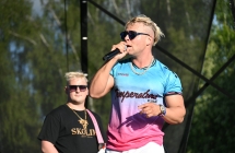 Wokalista oraz instrumentalista na scenie 