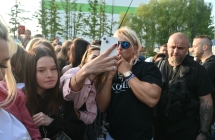 Mężczyzna robiący zdjęcia z fanami 