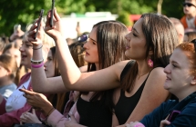 Kilkanaście osób nagrywających/robiących zdjęcia 