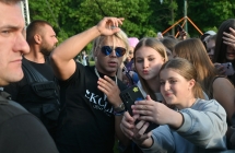 Mężczyzna pozujący do zdjęć z fanami 