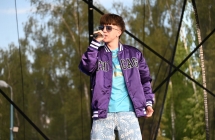 Młody wokalista na scenie 