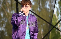 Młody wokalista w trakcie śpiewania piosenek 