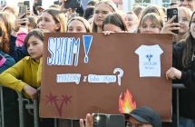 Fani z transparentami z napisem - SKOLIM pod sceną 