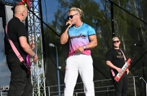 Troje muzyków na scenie 