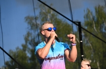 Mężczyzna śpiewający do mikrofonu na scenie 