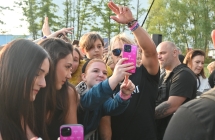 Mężczyzna robiący zdjęcia z fanami 