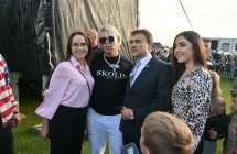 Artysta pozujący do zdjęcia z fanami 