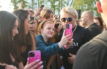 Mężczyzna robiący zdjęcia z fanami 