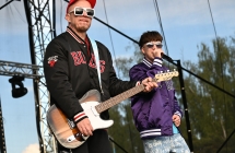 Gitarzysta i młody wokalista na scenie 