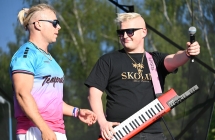 Dwoje muzyków na scenie. Jeden z nich gra na keyboardzie 