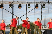 Kilkanaście tancerek na scenie - dzieci 