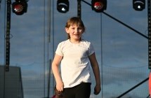 Uśmiechnięta dziewczynka na scenie 