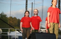 trzy dziewczynki na scenie 