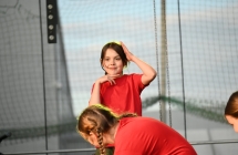 Dziewczynka tańcząca na scenie wraz z koleżankami 