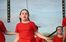 Dziewczynka skupiona na tańcu 