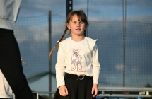 Dziewczynka skupiona na tańcu. Występuje na scenie 