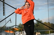 Kobieta tańcząca na scenie 