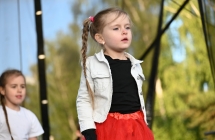 Dziewczynka tańcząca na scenie 