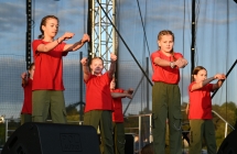 Dzieci tańczące na scenie  