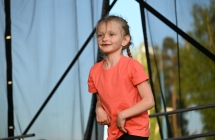 Dziewczynka tańcząca na scenie 