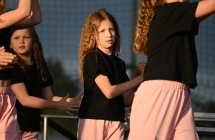 Dziewczynki tańczące na scenie 