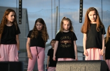 Dziewczynki tańczące na scenie 