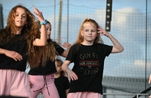 Grupa dziewczynek tańczących na scenie 