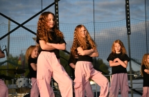 Grupa dziewczynek tańczących na scenie 