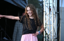 Dziewczynka tańcząca na scenie 