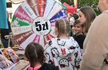 Koło fortuny i ludzie kręcący nim 