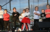 Kilkanaście dzieci na scenie podczas występu tanecznego 