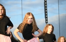 Trzy dziewczynki podczas pokazu tanecznego 